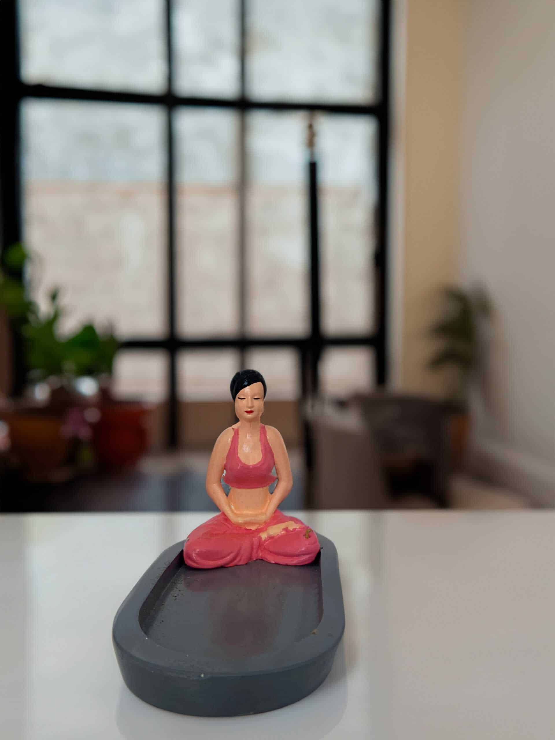pembe_meditasyon_kadın_çubuk_tütsülük_4
